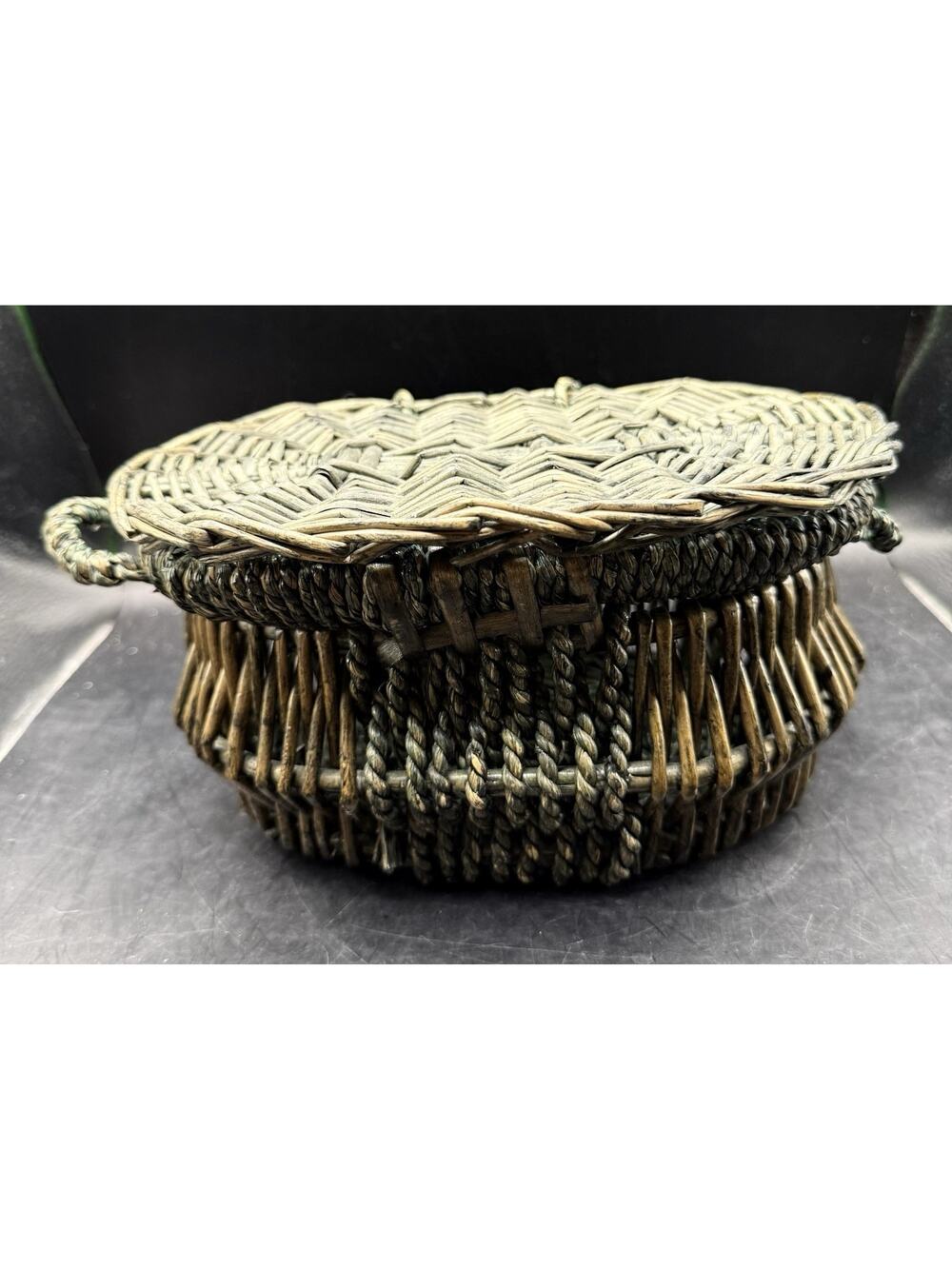 Vintage Handwoven Green Wicker Basket with Lid & Handles – Rustic Folk Art